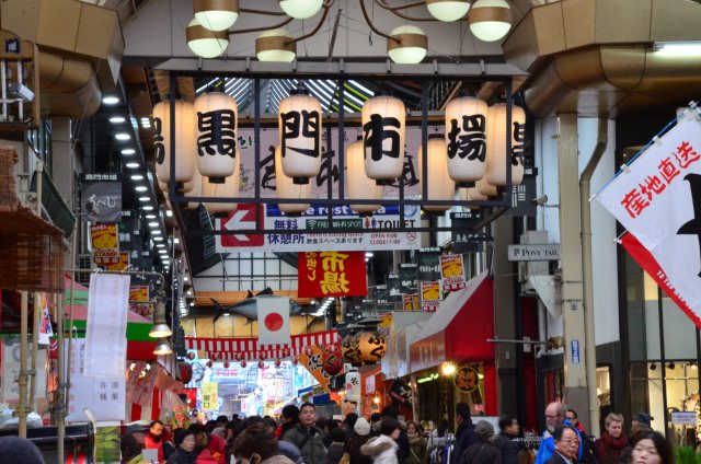 8. ร้านอาหารอร่อยเนืองแน่นที่ “ตลาดคุโระมง” (Kuromon Market)