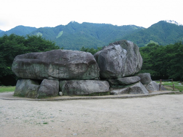 2. หลุมศพอันมีประวัติศาสตร์ยาวนานกว่า 1000 ปี “อิชิบุไต โคะฟุน” (Ishibutai Kofun)