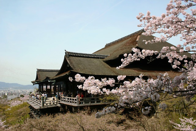 【อันดับที่ 5】 จุดชมวิวอันยอดเยี่ยมจากระเบียงหน้า “วัดคิโยะมิซุ” (Kiyomizu Temple)