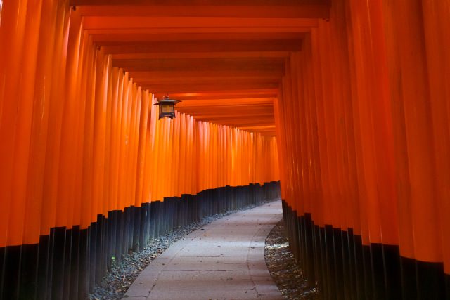 【อันดับที่ 1】 เสาโทริอิสีแดงตั้งเรียงรายสุดสายตาที่ “ศาลเจ้าฟุชิมิ อินาริ” (Fushimi Inari Shrine)