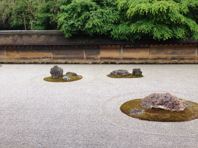 【อันดับที่ 3】 สัมผัสประสบการณ์แบบเซ็น ที่สวนญี่ปุ่นอันเงียบสงบที่ “วัดเรียวอันจิ” (Ryoan Temple)