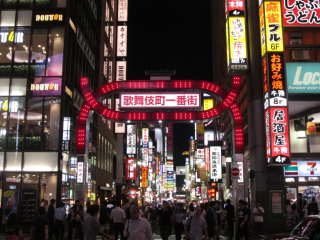 8. หนึ่งแหล่งท่องเที่ยวยามราตรีที่ดังที่สุดของญี่ปุ่น”ชินจุกุคาบุกิโจ”