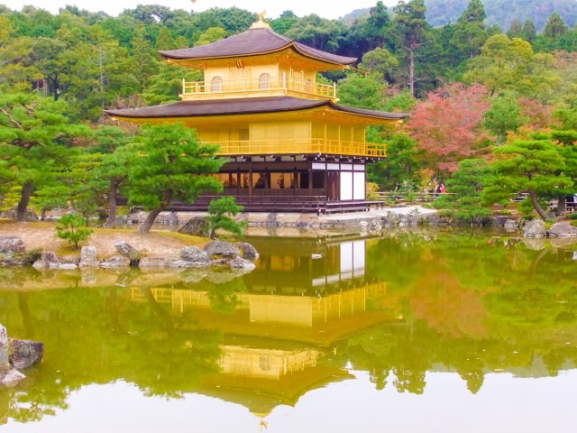 【อันดับที่ 2】 ปราสาทสีทองส่องแสงเรืองรองที่ “วัดคิงคาคุจิ” (The golden pavilion temple)