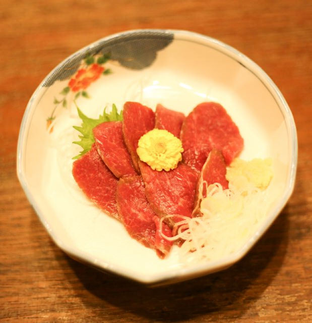 10. ถ้าจะพูดถึงอาหารคุมาโมโตะก็คืออันนี้!อร่อยคนละอย่างกับเนื้ออื่นๆ “เนื้อม้า”